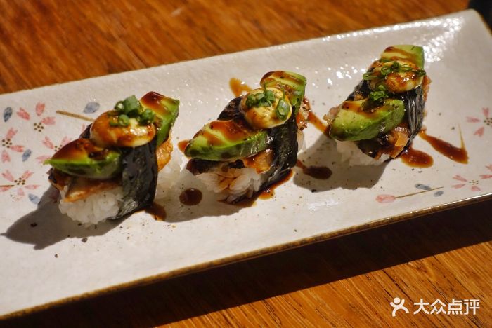 御牛道日式料理炭火烤肉(鄞州万达店)牛油果手握寿司图片