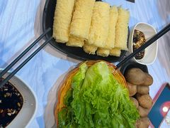 唐生菜-鲜入围煮花胶鸡海鲜火锅