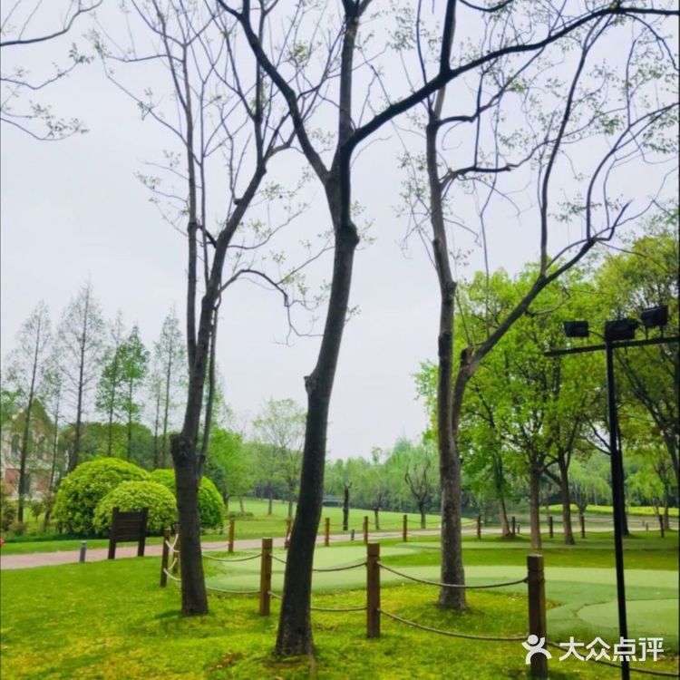 林荫新路1288号佘山茂御臻品酒店内(欢乐谷)