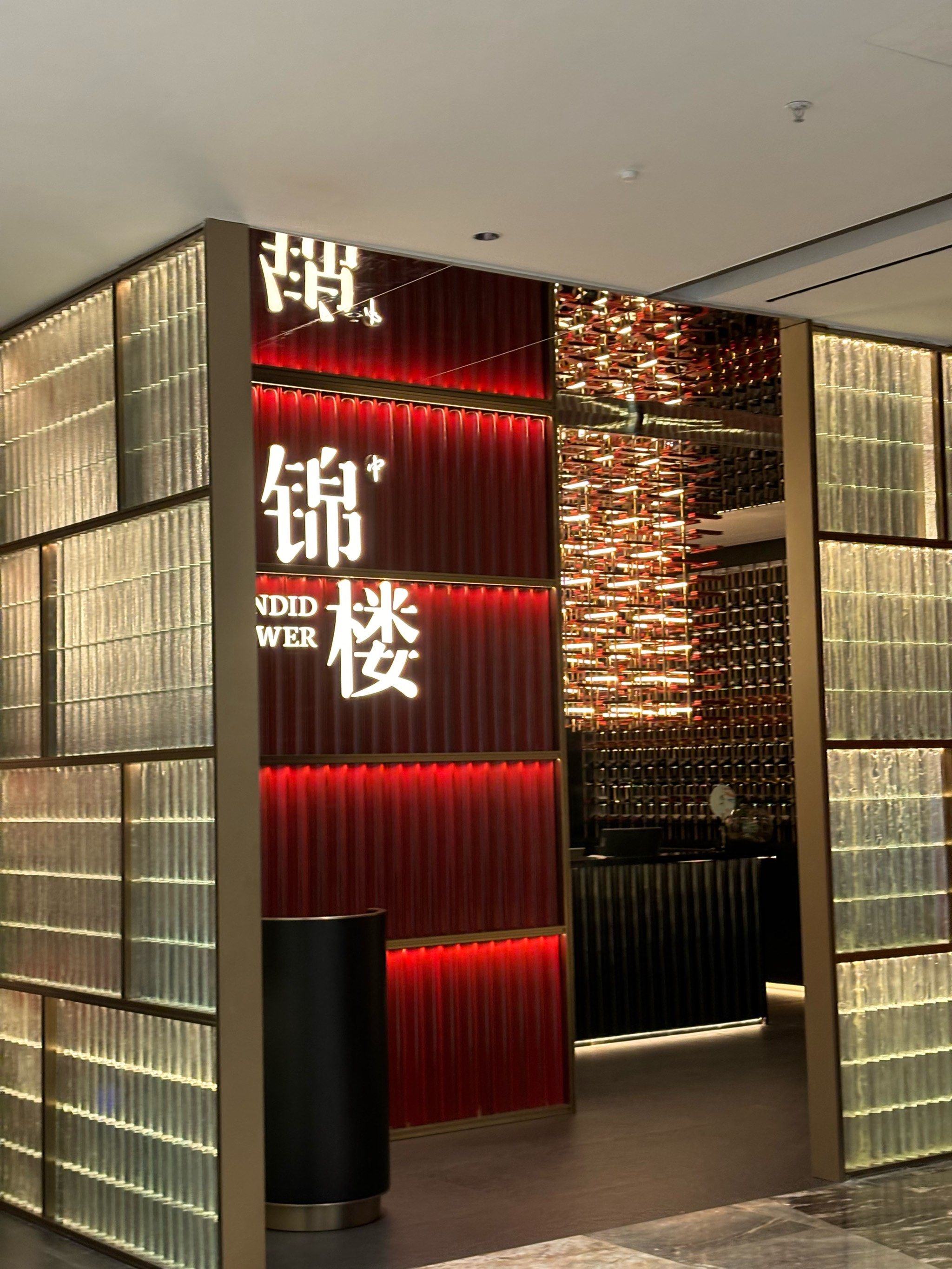 又好吃又好玩,位置非常好寻找,环境嘎嘎赞,强烈推荐!