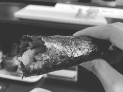 手握鹅肝卷-Sushi Hanzo半藏(天环广场店)