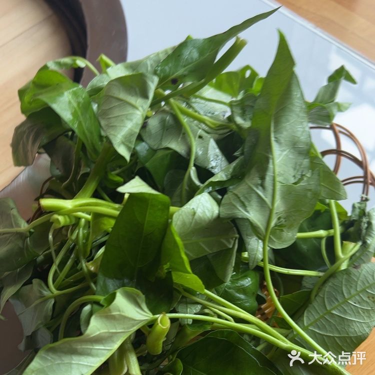 这家餐厅的黄焖土鸡真是味道新颖，鸡肉鲜嫩多汁