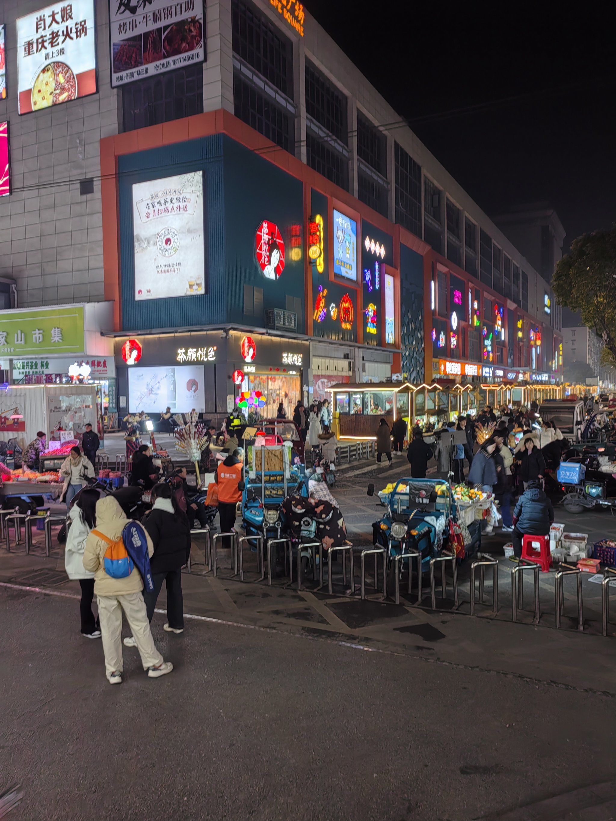 商业街的热闹时光