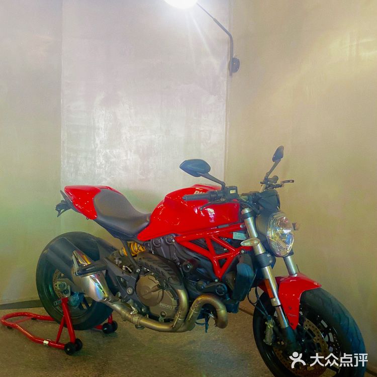 金田隔壁竟开了一家工业风咖啡店❓