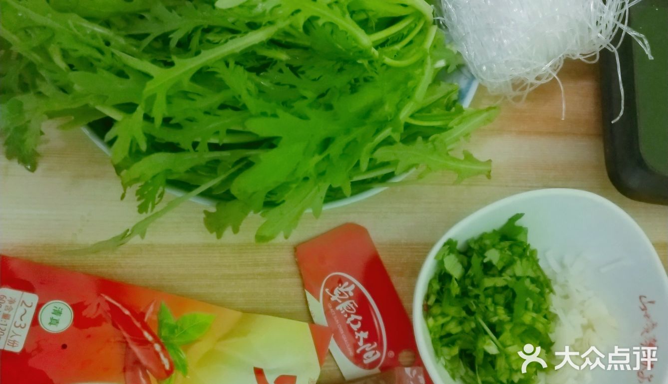 馋火锅好久了附近海底捞火锅店还没有开门，只能自己先解