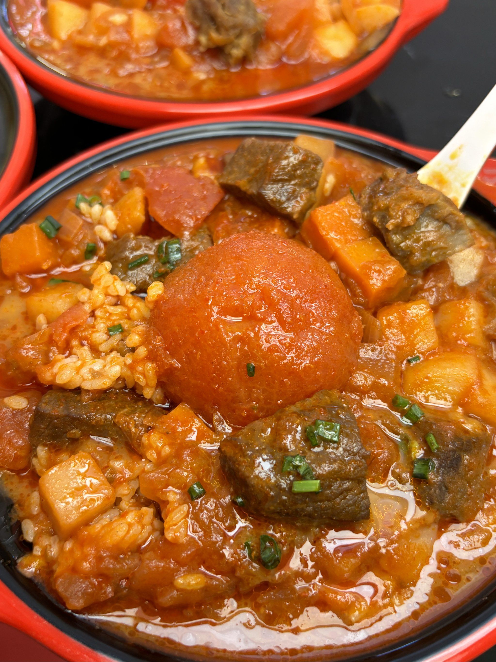 国金新开了一家小香碗,主打酸汤底味道,点了番茄牛腩饭和酸椒肥牛饭是