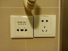 特惠大床房-莫泰酒店(上海虹桥北新泾地铁站天山路店)