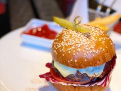 经典美式汉堡配秘制酱汁-WOLFGANG PUCK KITCHEN & BAR(迪士尼小镇店)