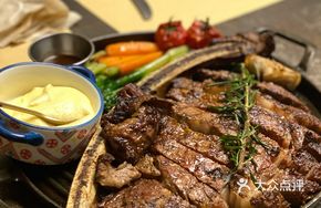 Dry-Aged M9 Wagyu Tomahawk Steak