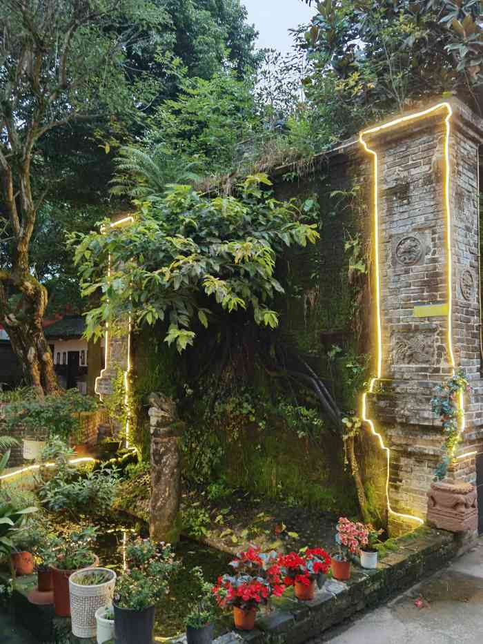 打分 50 /人 马家花园是一家城郊结合部有名的火锅店,位于绵竹市西