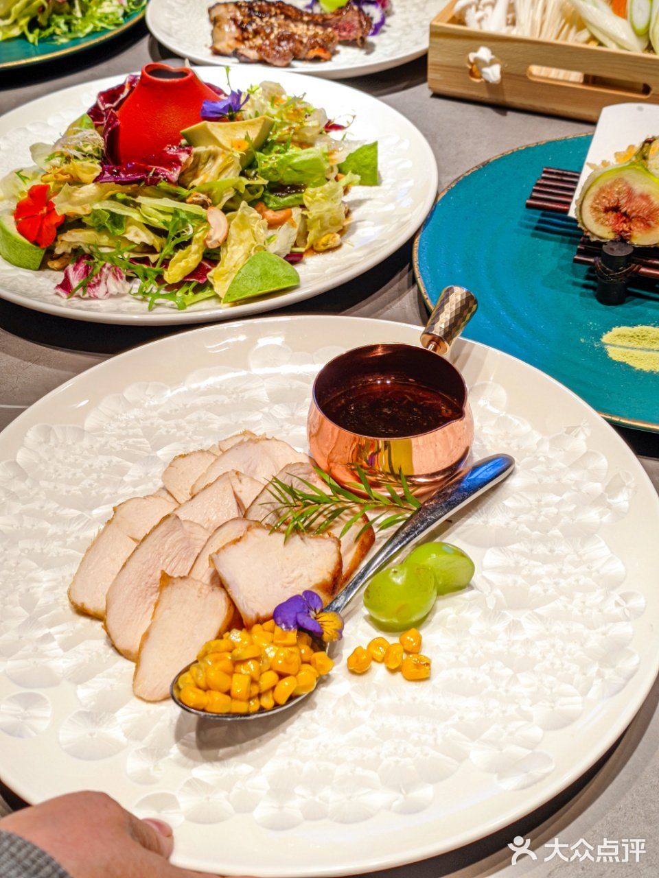 这是一份超大的刺身船,盛满了来自世界各地的新鲜海产