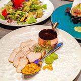 这是一份超大的刺身船,盛满了来自世界各地的新鲜海产