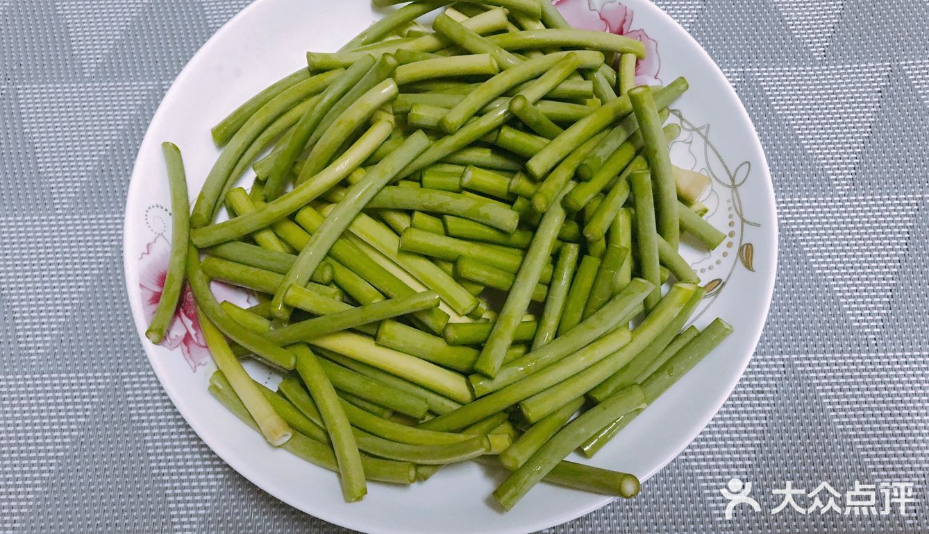 超简单快手又润肠通便的绿豆芽炒蒜苗