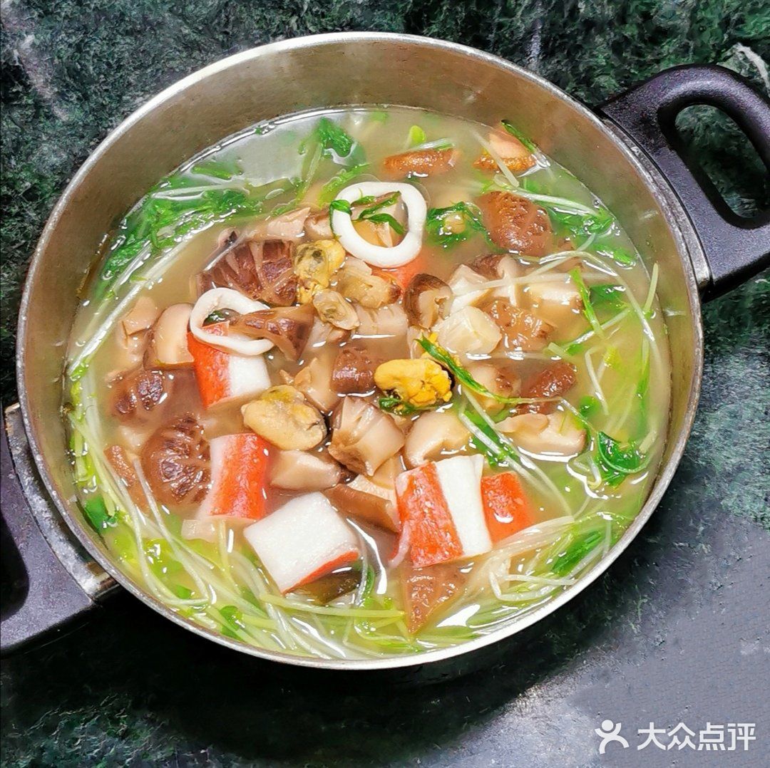 自家製蜜糖雞翼和冬菇瑤柱海鮮水菜豆苗煲