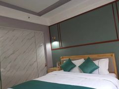 -宸玥酒店(成都西南财大地铁站店)