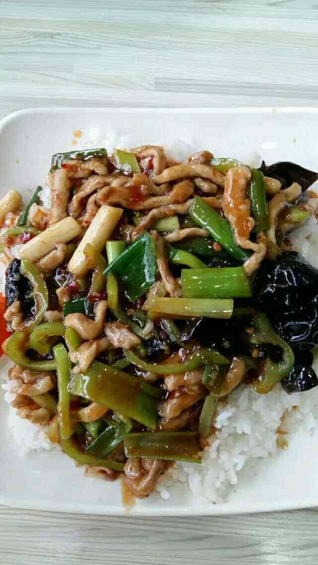 打分 山东路姐妹家拉面馆:鱼香肉丝盖饭.