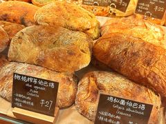-天井·丑面包搭咖啡