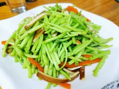 芦蒿炒香干-盱眙虾神於氏龙虾(夫子庙红街店)