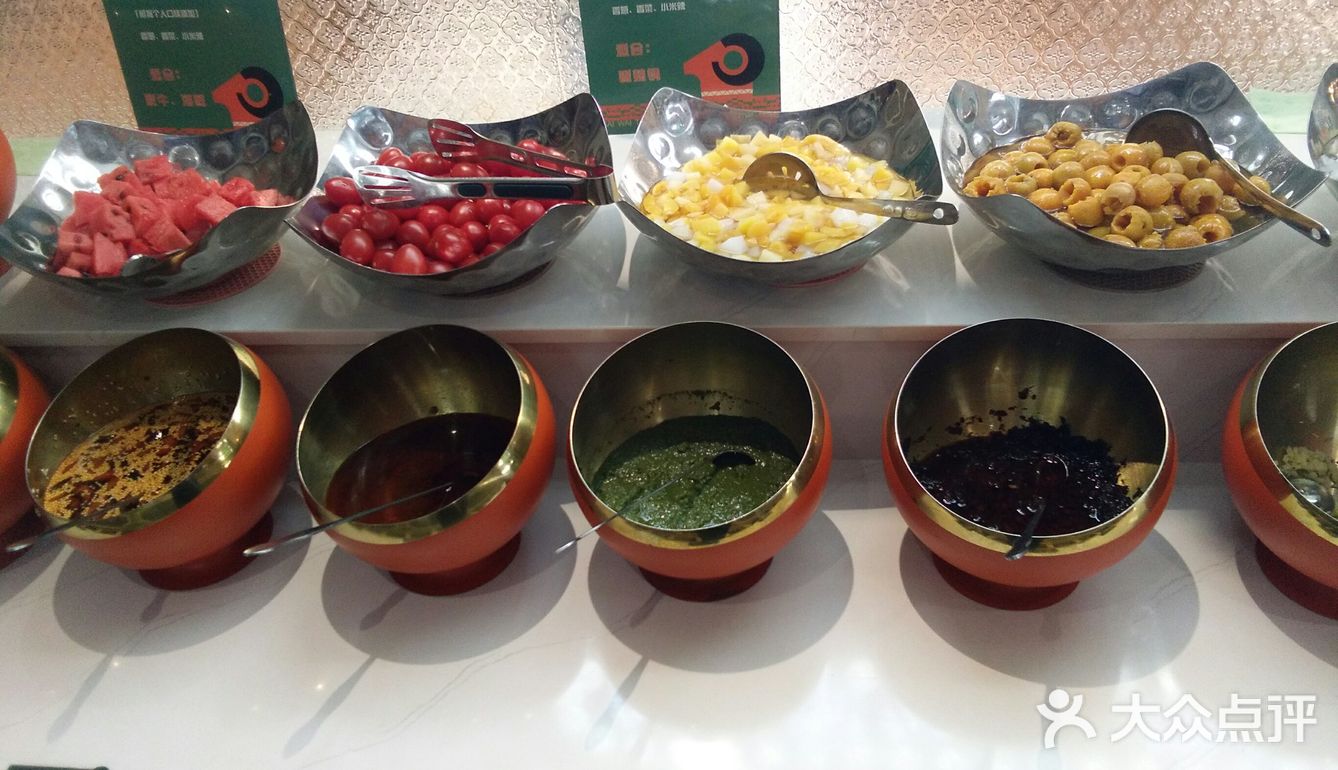 一串十二月元的三串烤肉最好吃一个个可以吃的很饱啊!