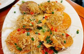 Steamed Scallops with Rice Noodles and Garlic