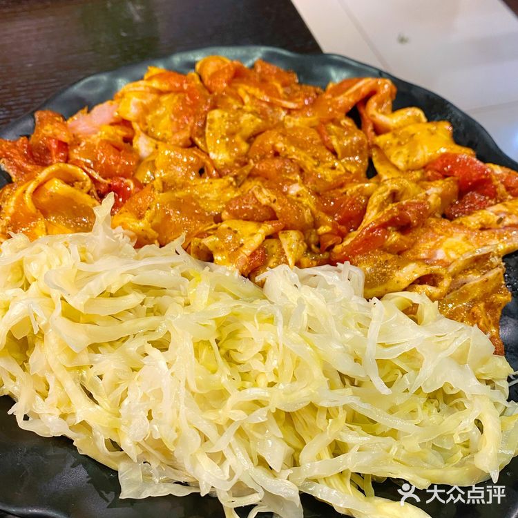 小菜是送的。最好吃的是酸菜烤五花肉，吃起来也不腻