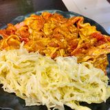 小菜是送的。最好吃的是酸菜烤五花肉，吃起来也不腻