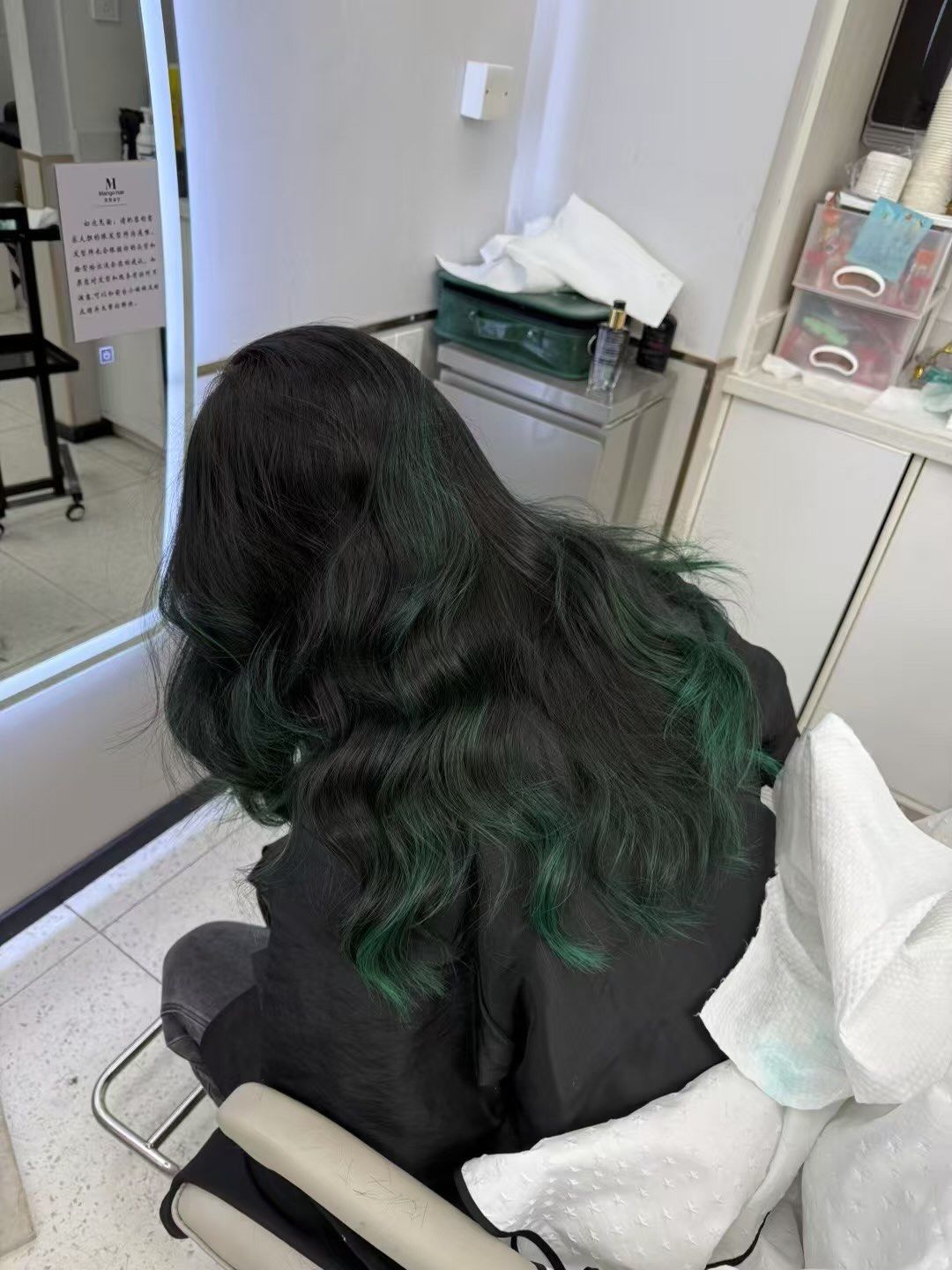 n比如,你可以将发尾染成与原本头发颜色对比鲜明的色彩,像黑色头发