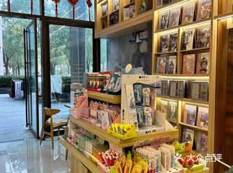 上班的路上发现一个图书馆的咖啡店