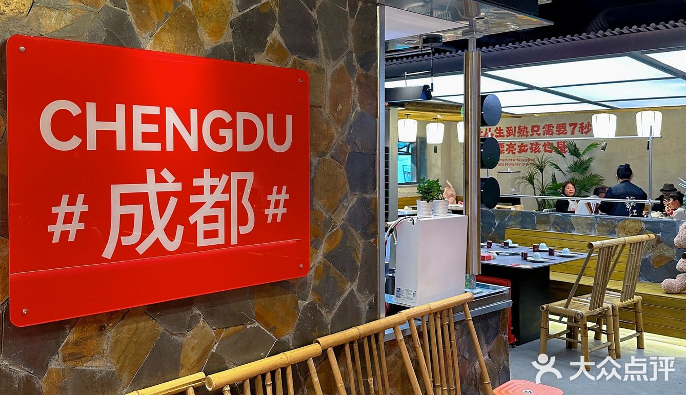 家人们，谁懂啊？火锅店里看到了潦草小狗