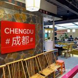 家人们，谁懂啊？火锅店里看到了潦草小狗