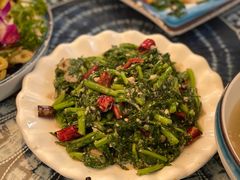 茼蒿菜炒臭豆腐-四方小吃·白族庭院餐厅