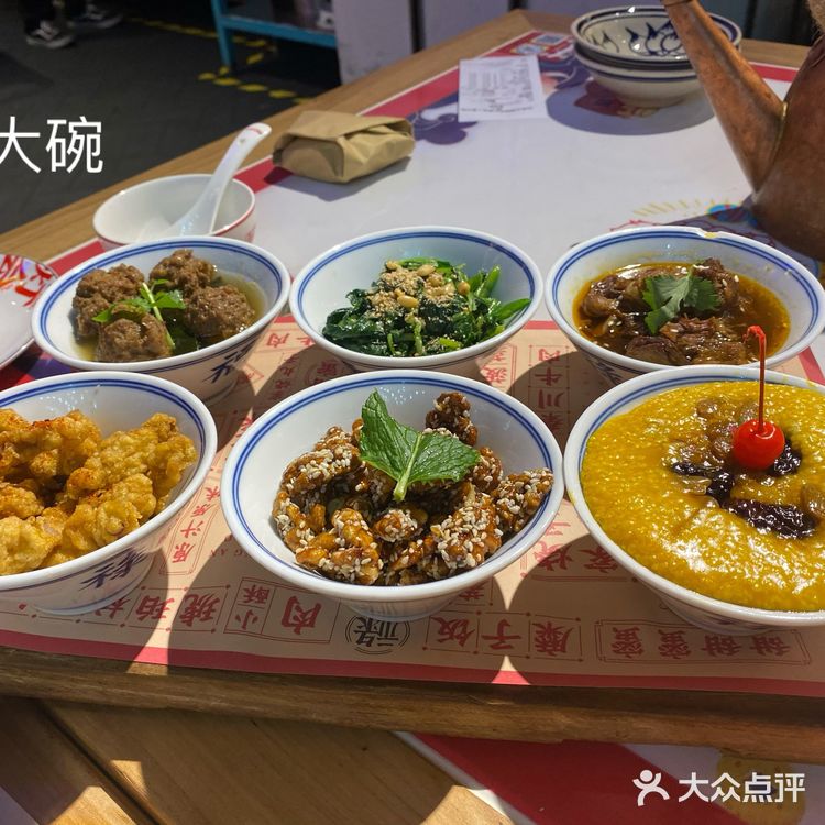 钟楼附近的长安大排档之上元灯会