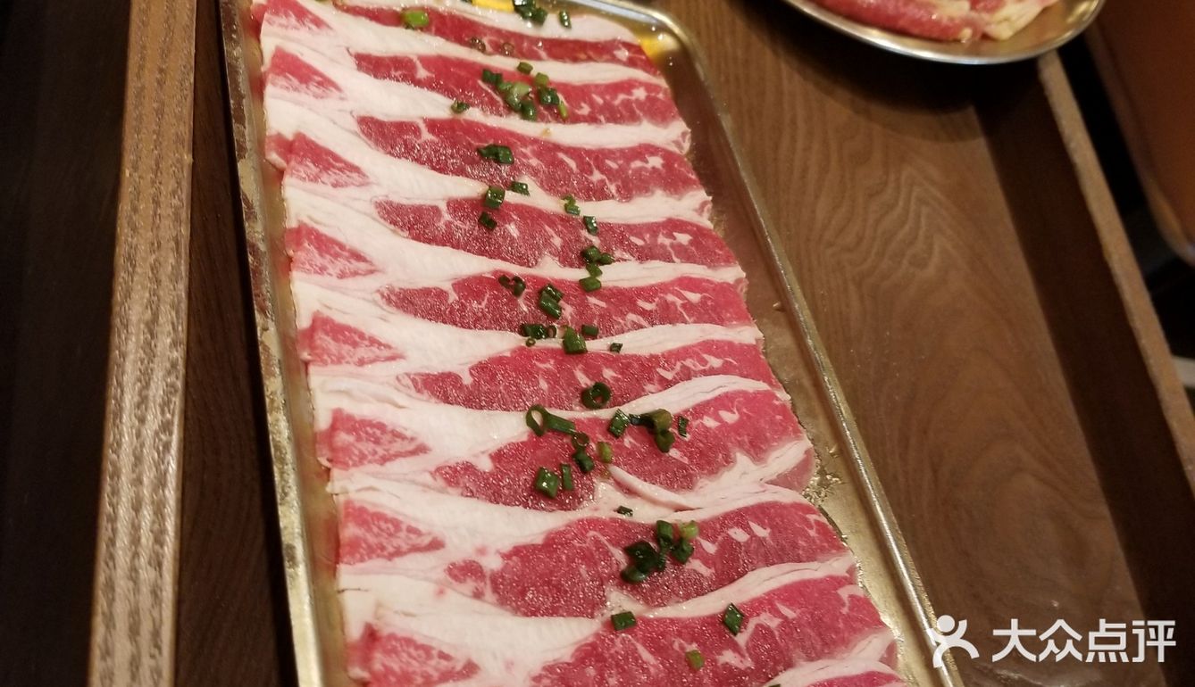 沈阳美女特意带我在上海吃一下家乡的品牌烤肉店