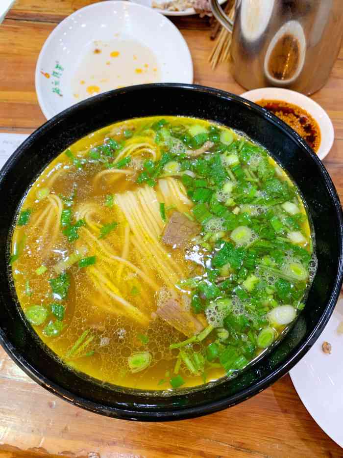 杨记清芳牛肉拉面(京广路店)-"[薄荷]环境:在中原路上,郑州四中对面.