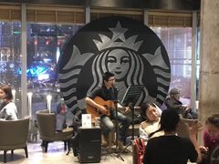 等位区-星巴克(北京三里屯SOHO一店)