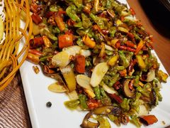 金雀花炒牛肝菌-老滇山寨•云南特色菜•地方菜•民族风情歌舞表演(金碧店)