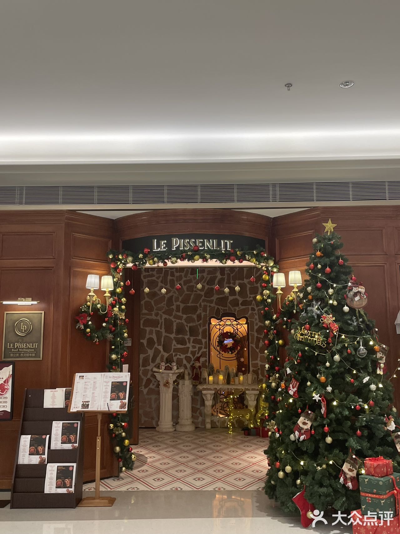 这家西餐厅的圣诞氛围浓度达到了1000%