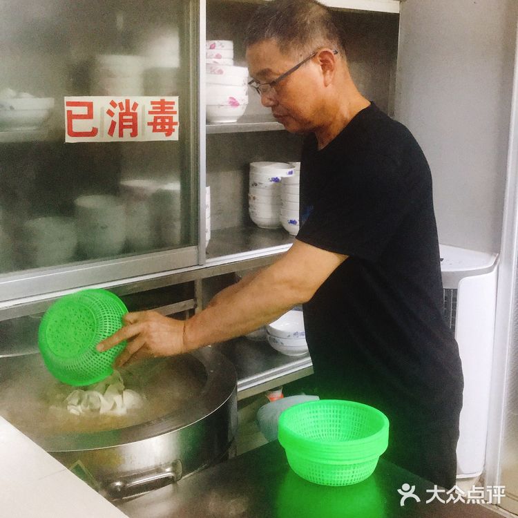《周震馄饨》 去宜兴玩，路过了网红周震馄饨