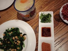 手抓羊肉-阿里家·新疆烤肉酒場 by MIG