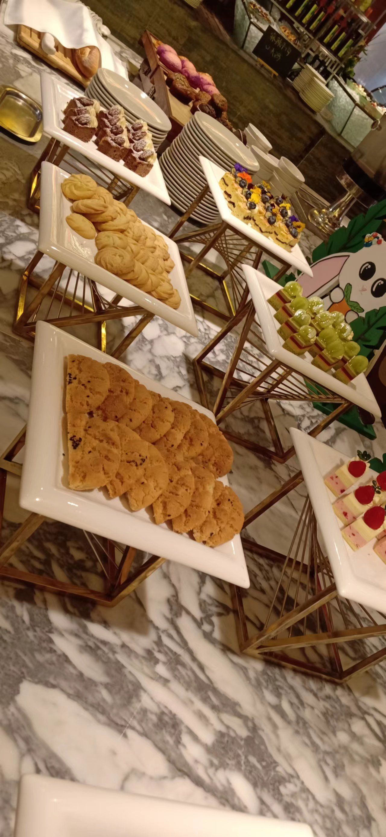 酒店的自助餐,还是很丰富的,甜品还是很受欢迎
