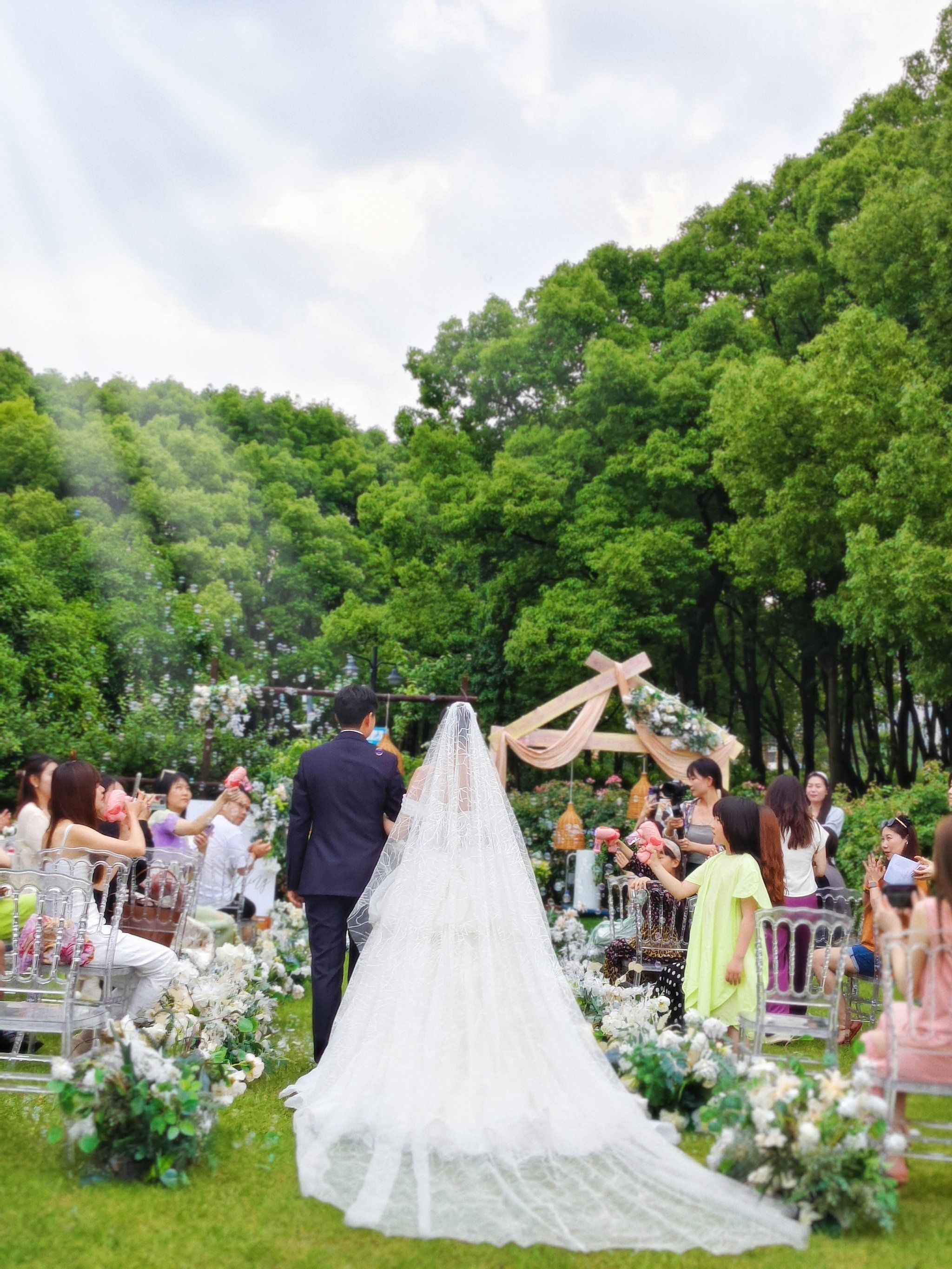 夏天必不可少的户外婚礼来啦