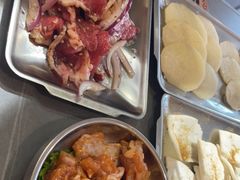 -围炉肉舍•炭烤活鳗•丹东海鲜烤肉(步行街店)