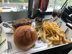 招牌鹅肝牛肉汉堡-Grinder 绞肉机汉堡(武定路店)