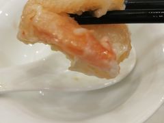 火龙果色拉虾球-華僑飯店中餐厅