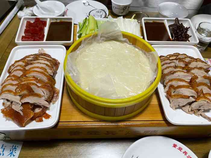 董立兵烤鸭店(山大店)-"这家店是一家老店,所以装修的没有商场里的.