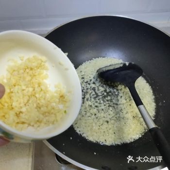 材料：基围虾虾25只一斤左右，大蒜，味极鲜