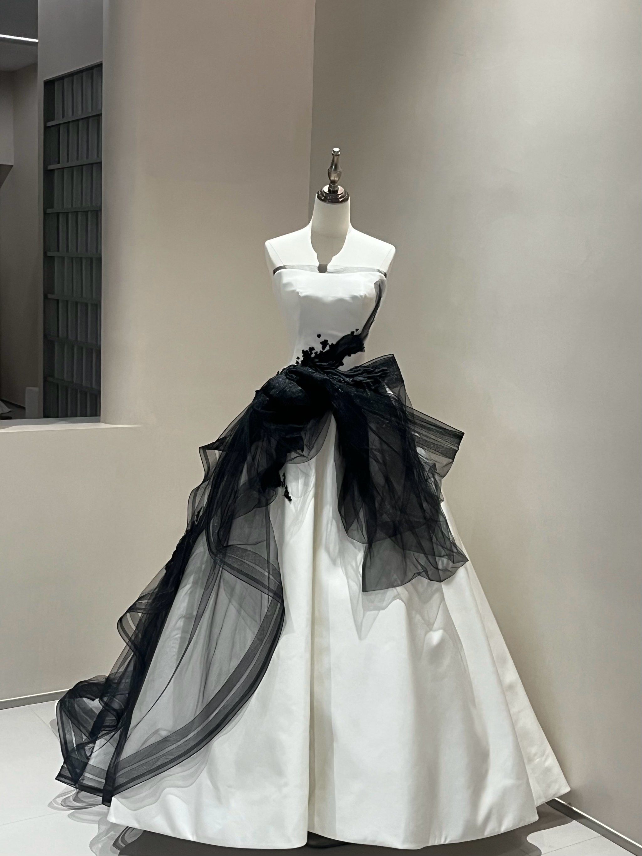 被墨色点染的黑纱