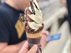 香草黑巧双重口味软冰淇淋-GODIVA(国际金融中心店)