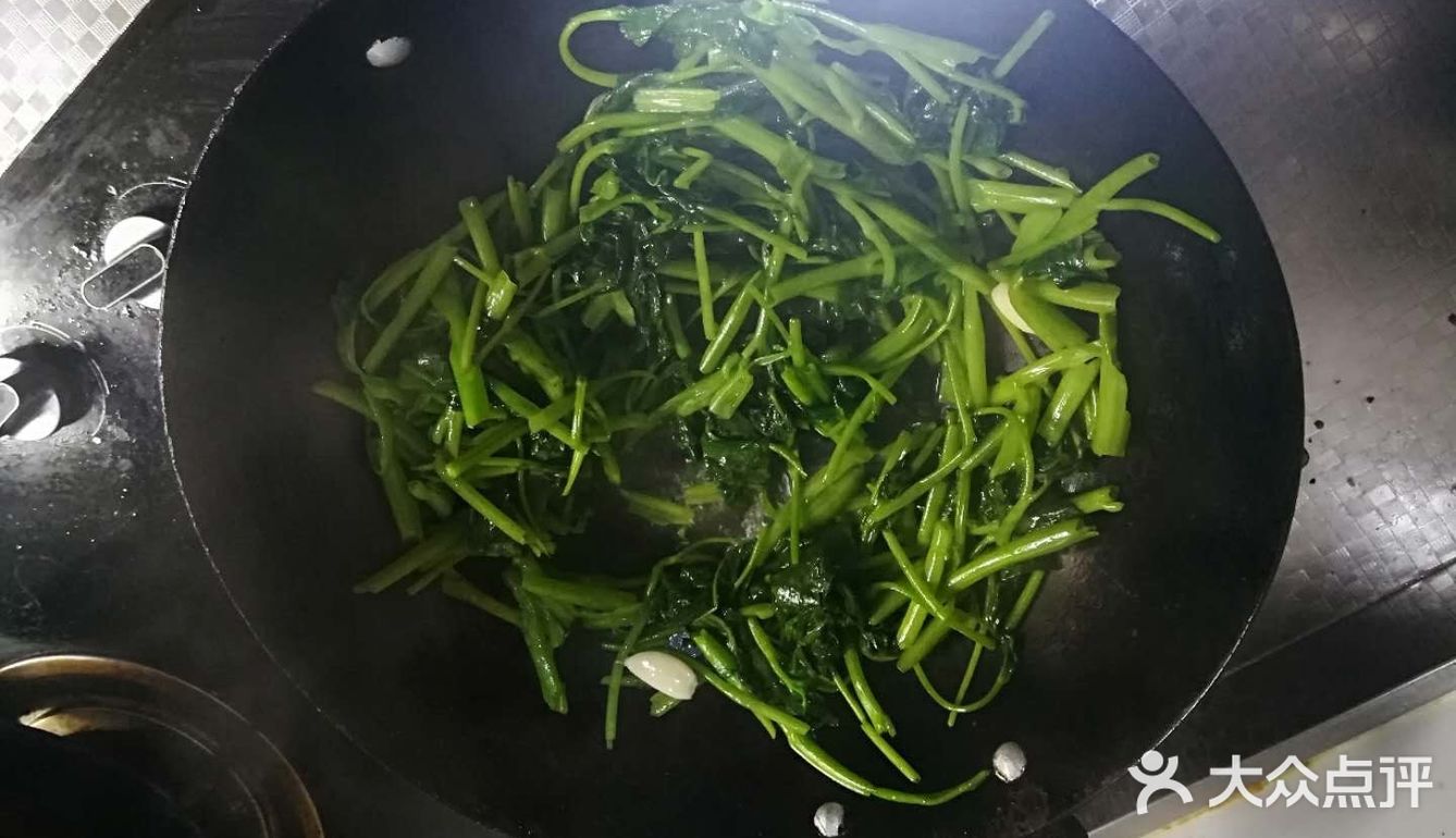 葱姜蒜 步骤:1.将空心菜摘成小段，去除老根