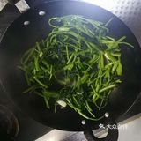 葱姜蒜 步骤:1.将空心菜摘成小段，去除老根
